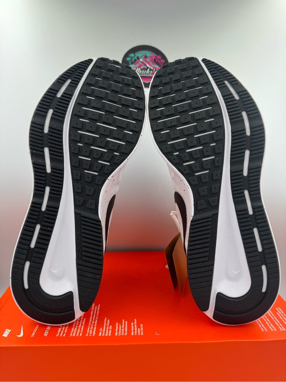 Nike Run Swift 3 SE White Black BRAND NEW Size 10 Women - Picture 7 of 8